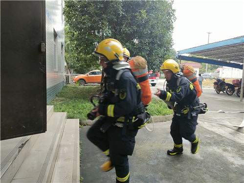 青神县消防救援大队深入辖区大型厂 库 房开展突发火灾应急处置演练
